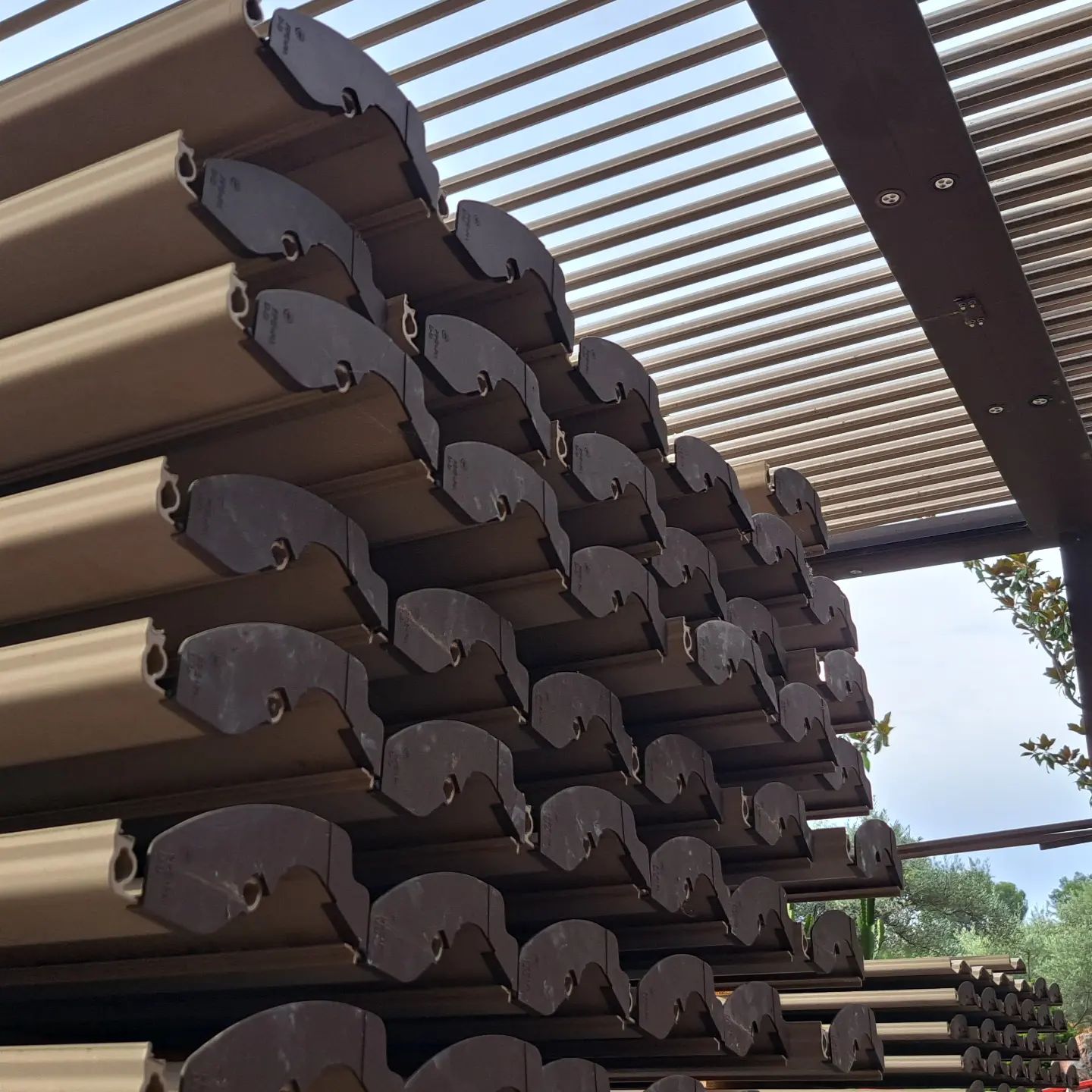 Chez PERGO NET, basé à Monteux dans le département du Vaucluse, notre spécialisation réside dans le nettoyage et l’entretien de pergolas haut de gamme. Nous offrons à nos clients un service après-vente réactif et efficace, et nous sommes prêts à intervenir en cas de dysfonctionnement de votre installation. Forts d'une collaboration de plus de dix ans avec BIOSSUN, un leader reconnu dans le domaine de la pergola, nous avons développé une expertise sans égale dans l'entretien et l'installation de ces structures, y compris la motorisation de portails. Ce partenariat exclusif avec BIOSSUN est la preuve de notre engagement à fournir des services de la plus haute qualité.